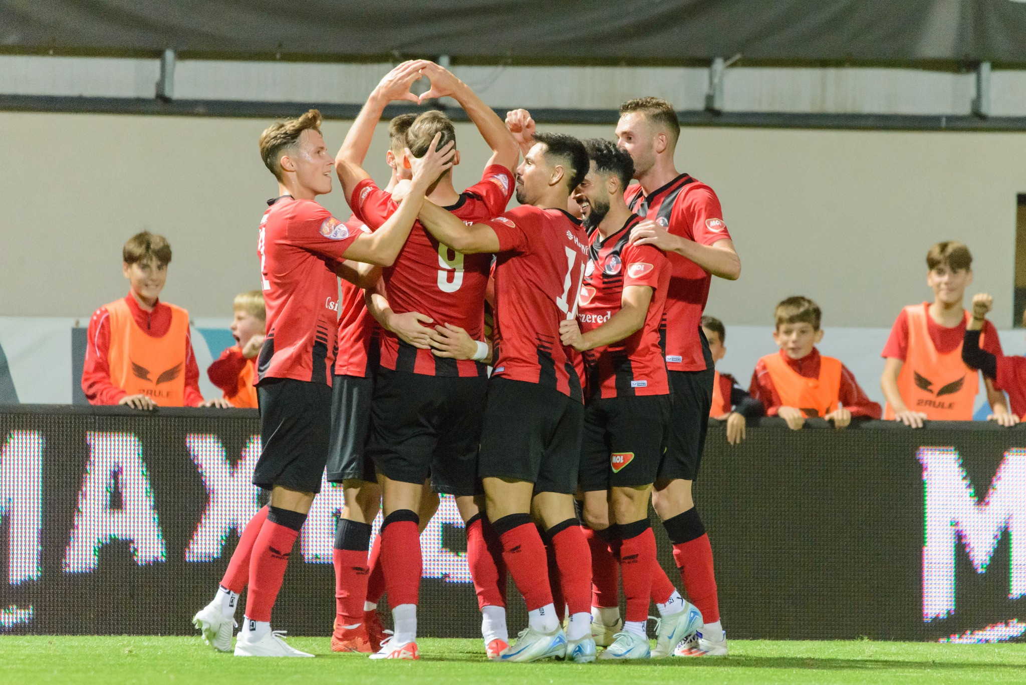 FK Csikszereda face legea &icirc;n fotbalul din Rom&acirc;nia! Locul 1 &icirc;n Superligă cu punctaj maxim, locul 1 &icirc;n Liga 2 tot cu punctaj maxim, urmează derby-urile